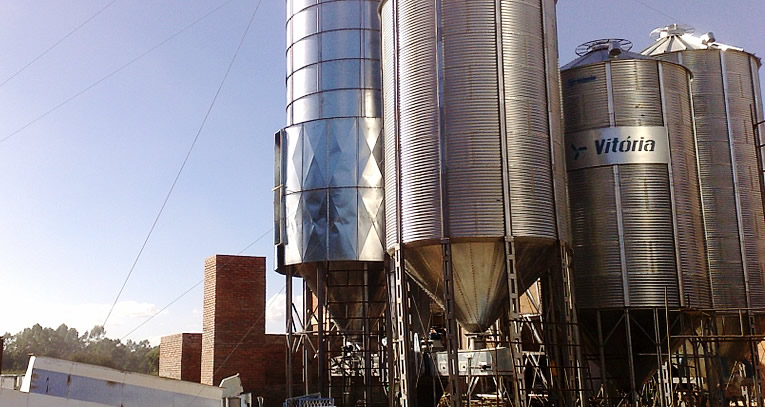 Silos metálicos e galpão industrial construídos sobre fundação executada pela Fundacon
