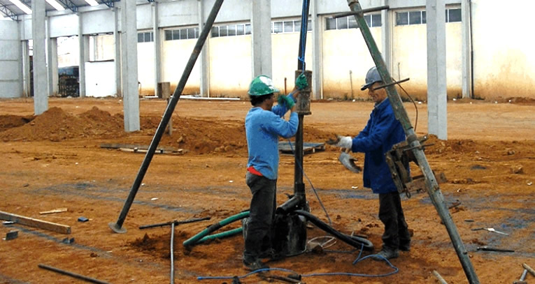 Equipamento de sondagem SPT instalado em terreno